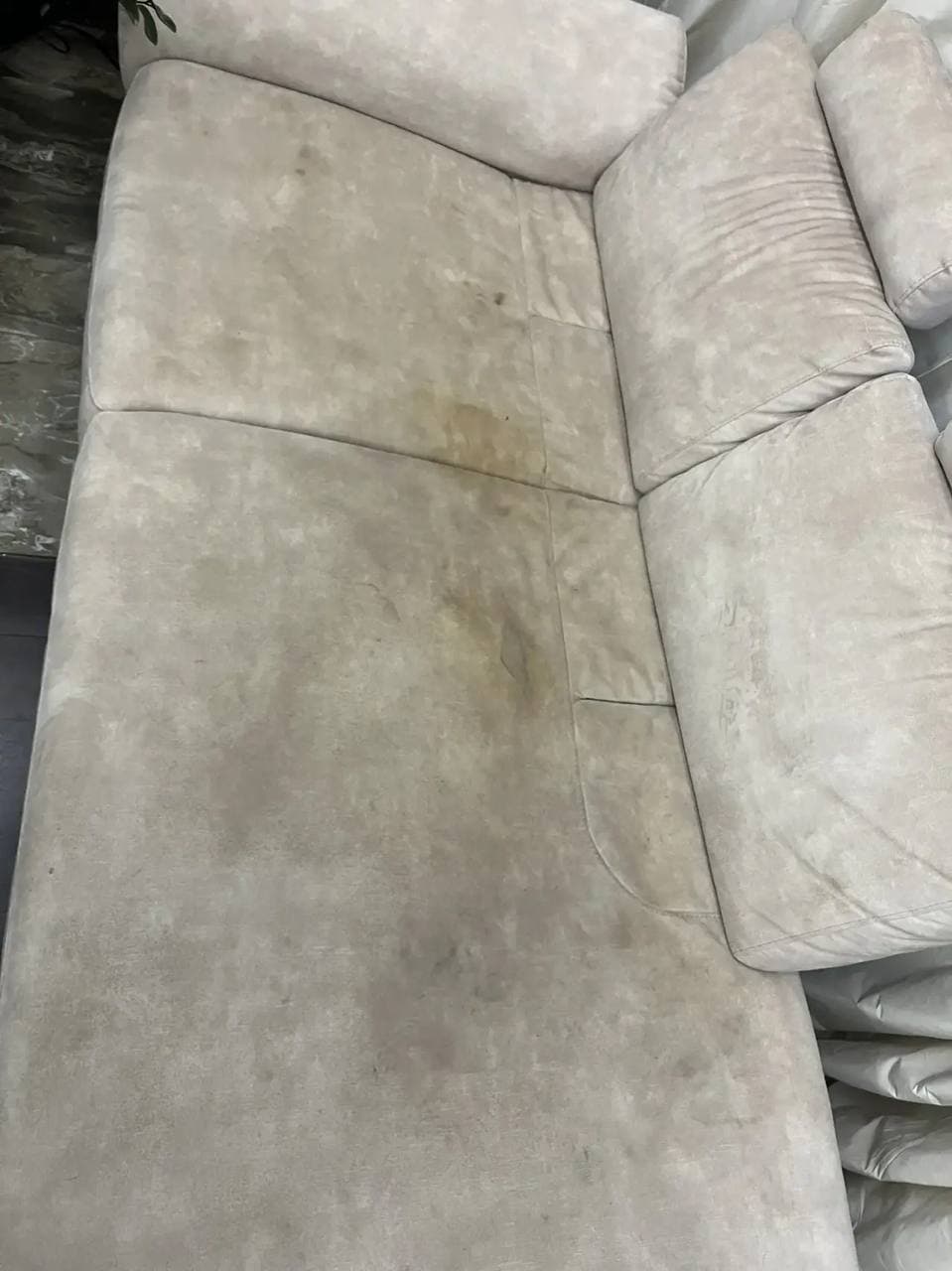 Химчистка бежевого дивана с жёлтыми разводами — до химчистки
